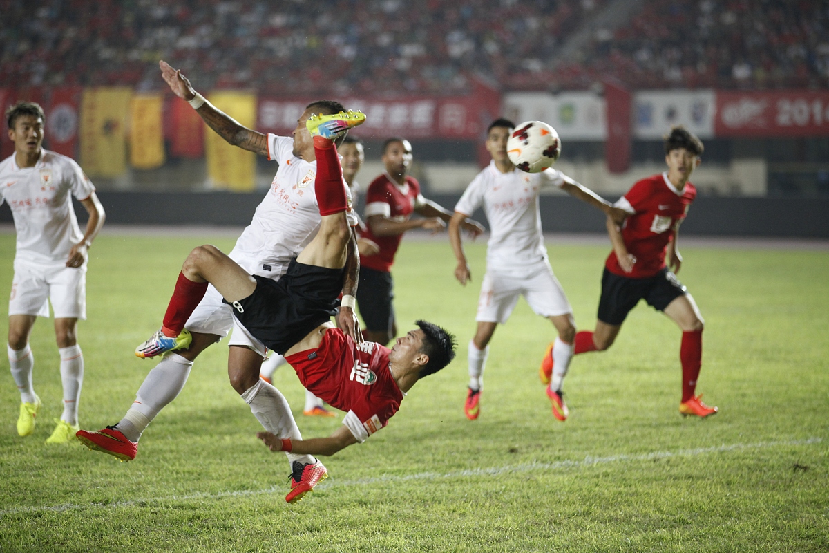 包含精英尽展球技，比赛激情迸发的词条