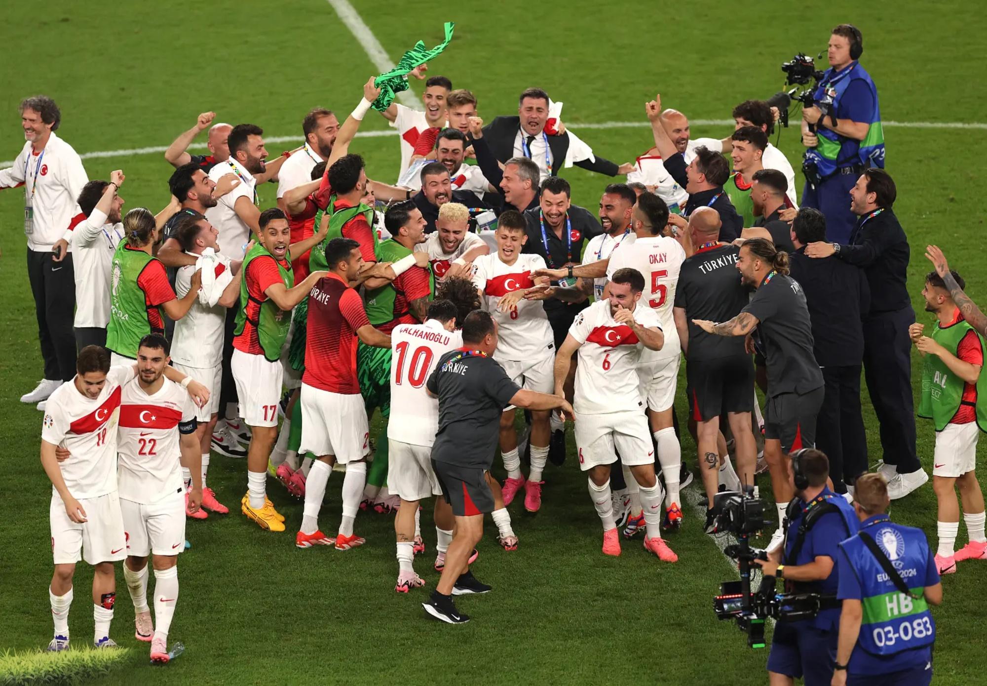 欧洲俱乐部联赛上演激烈对抗 欧洲俱乐部联赛上演激烈对抗