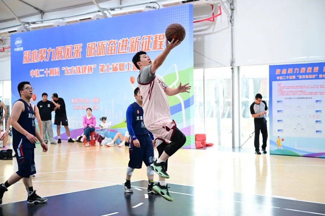 现场比赛激烈角逐，球员体能实战精湛