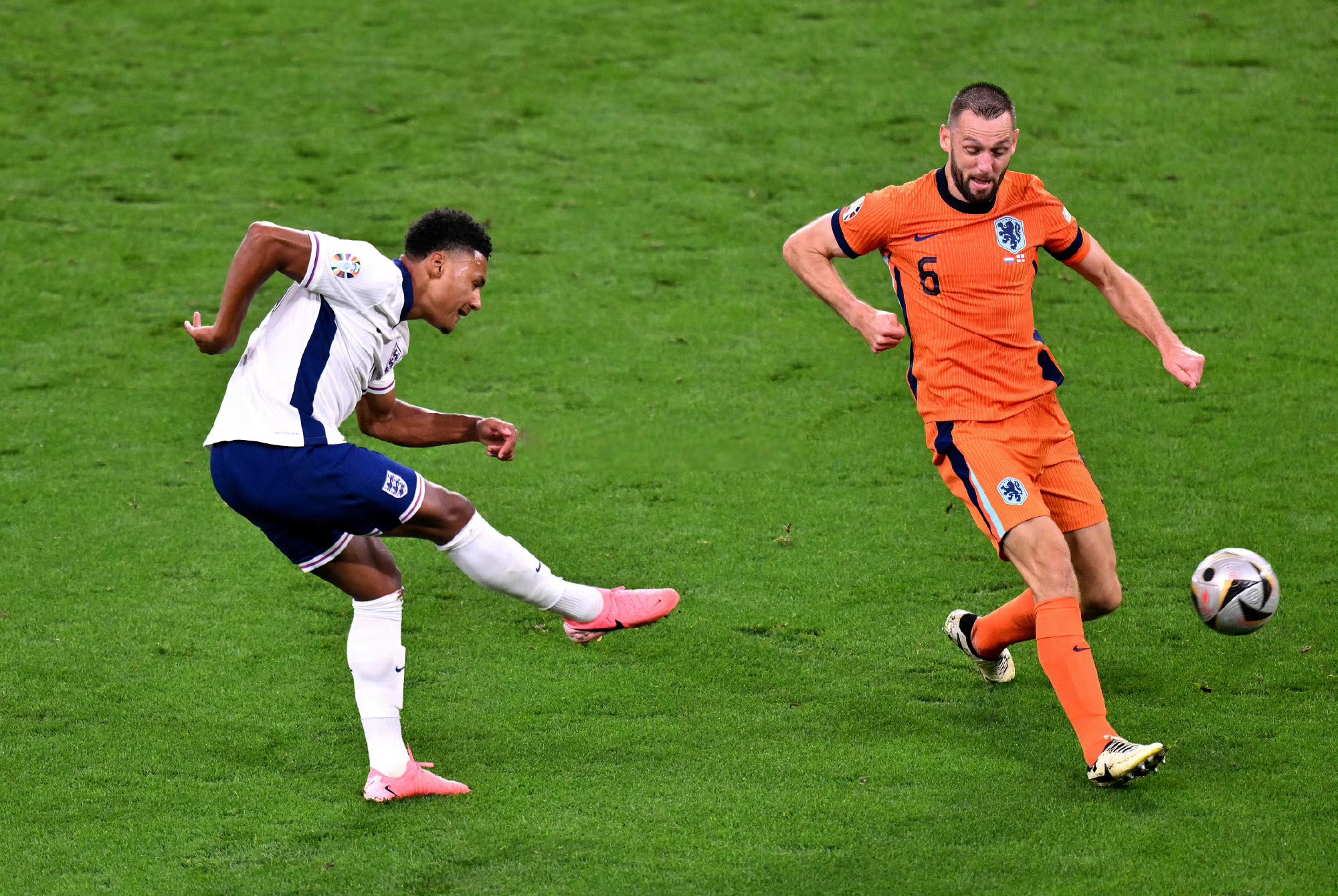 包含挑战欧洲赛场，荷兰队备战挑战赛的词条