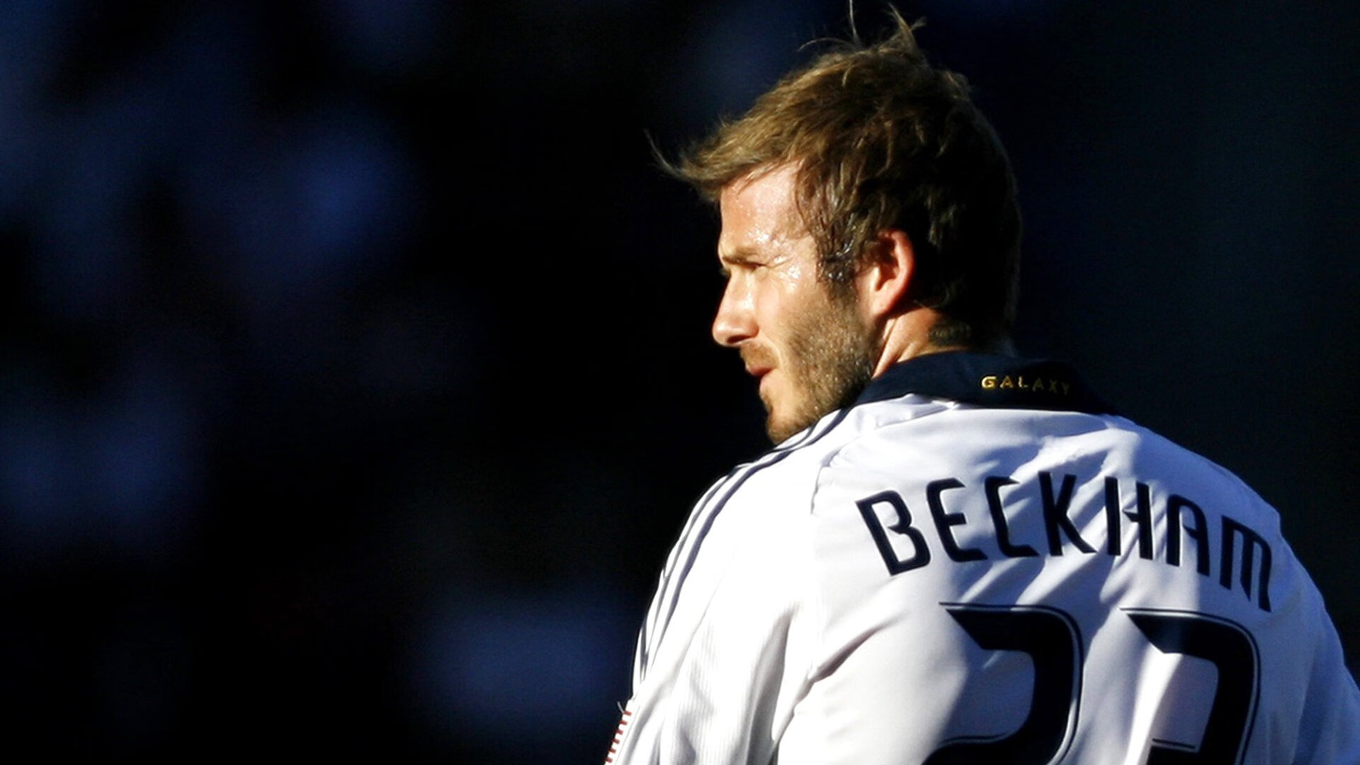 加维的加冕之战，当西班牙新星在英格兰与阿尔及利亚的战术博弈中接管舞台